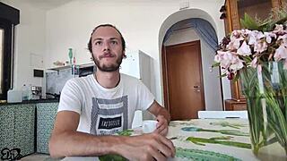 Giardiniere italiano tettona lo paga in natura con una spagnola dialoghi italiano