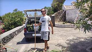 Giardiniere italiano tettona lo paga in natura con una spagnola dialoghi italiano