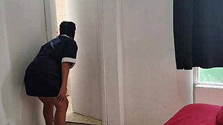 Camareira de hotel safada foi trabalhar pelada e cliente não resistiu e fudeu bem gostoso, leading to a wild hotel room fuck.