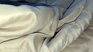 Intento Dormir Pero Mi Ahijastro Está Muy Cachonda