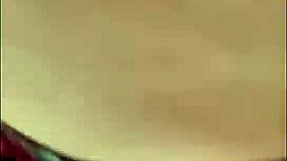 Hey şişman Venezuelalı fahişe yurt odasında patron yarağını yalıyor mu?