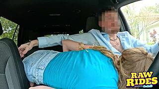 Hej slatkišu, vidi tease plugom u dupe ove riđokose pre puhanja u autu?