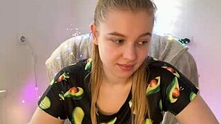 مراهقة عذراء مثيرة تترجى نيك كسها بقوة للنشوة.