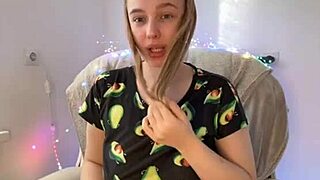 Napalona dziewica błaga o ostre walenie w cipkę do orgazmu.