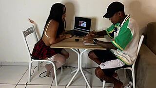 deixou a namorada estudar e o amigo meteu rola na buceta dela