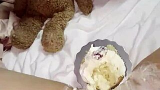 Gadis 18+ Perawan Mesum Oles Kue Krim di Memek Bolos Kuliah