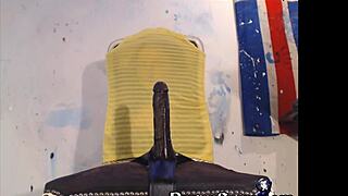 בחורה בריטית שובבה מפתה זרים לסקווירטינג אורגזמות