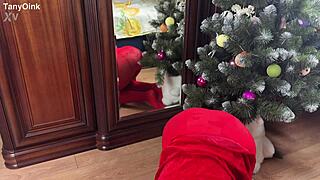 HUGE PETITE BLONDE ASS IN CINDY LOU CHRISTMAS COSPLAY!