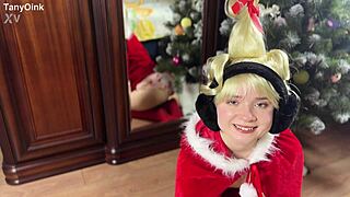 HUGE PETITE BLONDE ASS IN CINDY LOU CHRISTMAS COSPLAY!