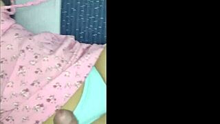 Despierta a tu hijastra virgen con verga dura!