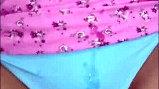 Despierta a tu hijastra virgen con verga dura!