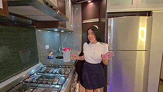 estudiante le pide a su amor que le quite el virgo dándole duro en sexo salvaje...