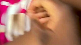 Caresse moi les fesses avant de glisser tes doigts