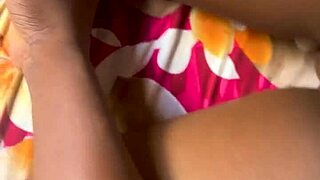 Caresse moi les fesses avant de glisser tes doigts