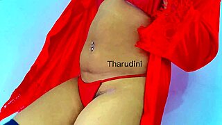 La hijastst de e una estudiante de medicina muy inteligente y sexy que siempre lo sorprendía con sus conocimientos y habilidades en la cama