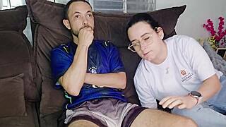 stepsister � seduzida pelo meio-irm�o enquanto assiste ao jogo do brasil