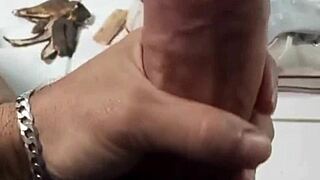 meu cacet�o louco para cuspir leite no gym