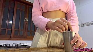 ele gozou toda a minha calcinha e me fez gozar