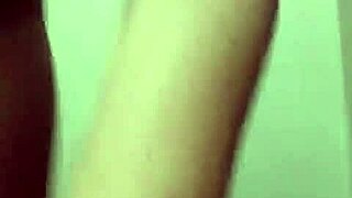 que rico se viene a chorros mi vecina putita