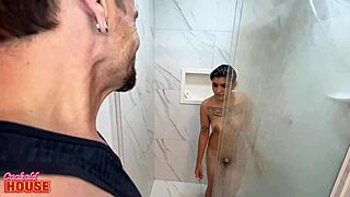 garota bissexual traindo a namorada dorminhoca com um macho bem safado