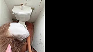 Detonan a colegiala mexicana en el baño de la escuela sexo publico