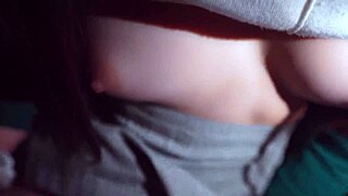 Video casero en el cuarto de colegiala
