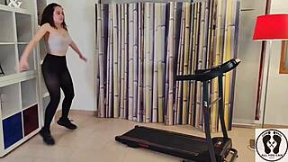Big tits wiggle on a treadmill increasing speed leggings gym
