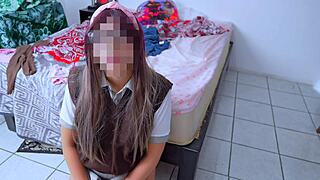 casero de colegiala culona con uniforme y calcetines