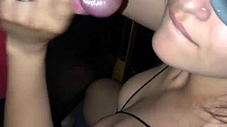 Fui na casa de swing e distribui a buceta entrei no glory hole