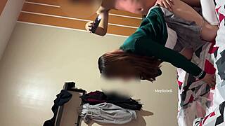 La mÁs arrecha de la escuela se folla al maestro pervertido en un alojamiento despuÉs de la escuela 18 aÑos porno casero colegiala