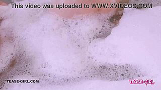 갈색머리 여자가 섹시한 욕조에서 거친 레즈비언 삼썸 즐겨 😈