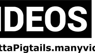 Kongkek perempuan murahan pamer dengan skirt mini di tempat awam