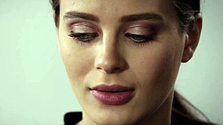 Kolla den här fetisch-brunetten i högklackat som ger hård blåsning med ansiktskräm och extrem skospel 😈💋