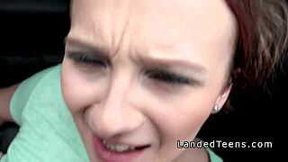 Naturalna busty nastolatka 18+ radzi sobie z masywnym kutasem w publicznym samochodzie