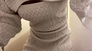 헤이, 내 보지에 몰래 최음제 멘톨을 문질렀어... 남친이 눈치 못 채게 너무 젖었어!