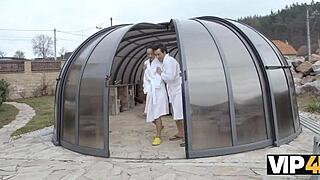 苗条棕发美女渴望与老情人缓慢感官游戏，沉浸无毛乐趣