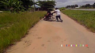 अरे, यकीन नहीं होता? बीस साल बाद गांव के लड़के ने लंगड़ी को चोदते हुए पकड़ा! देखो उसकी क्रीमी चूत और दर्द भरी टांग से चिल्लाती है