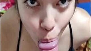 В этой сцене милая девчонка 18+ делает глубокий минет бабе перед сном