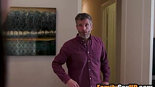 ابنة زوجة فاجرة إليزا إيبارا تتحرش بزوج أبيها بلا توقف في لعب محرم. إيه هيحصل بعد كده؟