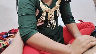 Man, leraar en studente buiten threesome, natte kut gelikt