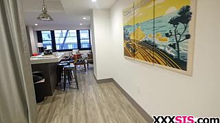 Blondynka Elizabeth Jolie cieszy się hardcore zabawą z bratem przyrodnim