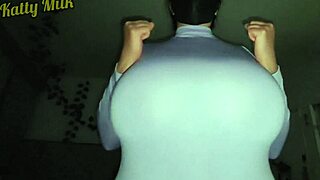 Brincando com meus peitos enormes antes de levar pau