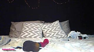 哇，Adalynnx 用巨大马鞭假阳具伸展那个小穴！🐴