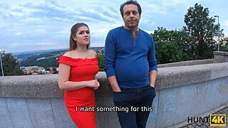 Bella ragazza di Praga in vestito rosso si spoglia per contanti con permesso del patrigno