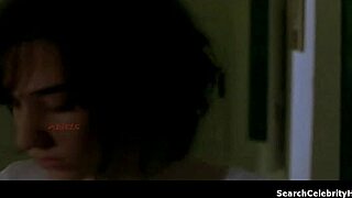 Maria Abadi来自双子座，想看她脱上衣露出大奶？