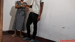 Indijska učiteljica trdo udari v študentko v divjem seks videu