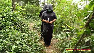 ¡Oye, mira a este semental africano follando a una universitaria!