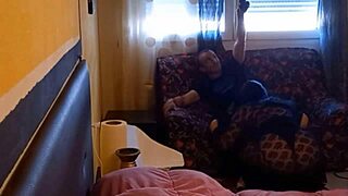 क्यूट एमेच्योर कॉलेज डॉर्म में बड़ा लंड गहरा लेते हुए मॉन्स करती है