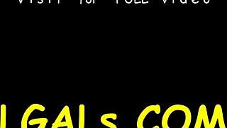 Skønhed spreder ben så bredt, får fisse slikket fantastisk! 😍