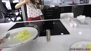 La cagué atando a la universitaria 18+ para novatada con dildo en grupo